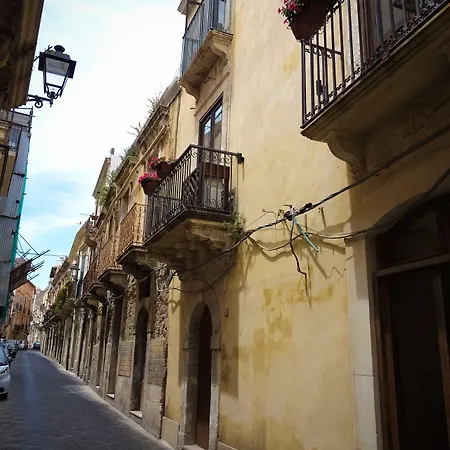 Bb Opera Dei Pupi فندق مبيت وإفطار 4*